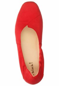 Ballerine in suede rosso con punta arrotondata, texture liscia e dettaglio a taglio sul lato. Morbida fodera interna con marchio impresso.