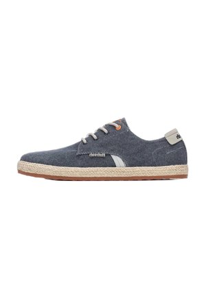 Zapato de lona azul con superficie texturizada, suela estilo esparto beige, detalles de cordones grises y un logo sutil en el lateral.