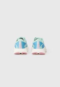 Chaussures de course avec une tige en maille menthe et bleue, semelle blanche et accents roses. Comprend un col rembourré et un logo à l'arrière.