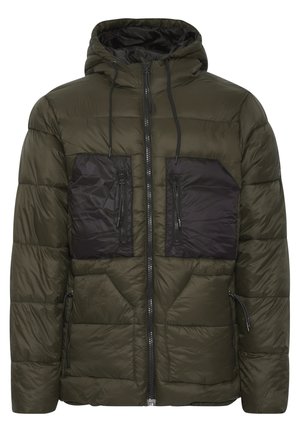Veste rembourrée verte olive avec capuche, dotée de deux poches poitrine noires zippées et de poches latérales, surface texturée et cordon de serrage élastique.