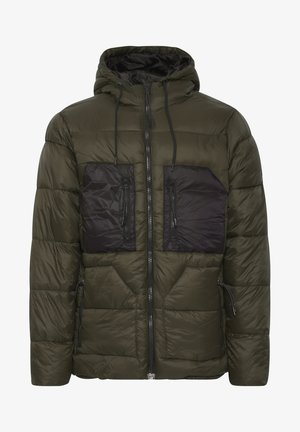 Veste rembourrée verte olive avec capuche, dotée de deux poches poitrine noires zippées et de poches latérales, surface texturée et cordon de serrage élastique.