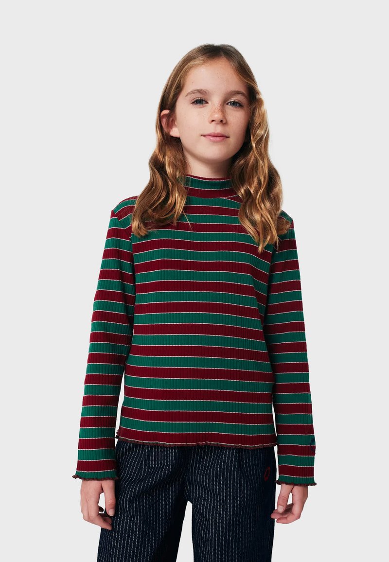 Langärmliges, geripptes T-Shirt mit grünen, roten und weißen horizontalen Streifen. Es hat einen Mock-Neck und Rüschensäume an den Ärmeln und am Saum.