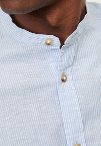 Jack & Jones JJESUMMER BAND LINEN MIX SHIRT - Marškiniai - blue