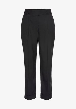 Pantalon noir sur mesure longueur cheville avec plis sur le devant et ourlets retroussés, conçu pour une coupe ajustée.