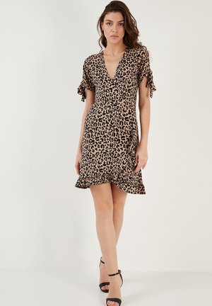 Robe en imprimé léopard avec un décolleté en V profond, des manches courtes à volants et un ourlet évasé. Fabriquée en tissu léger avec une texture lisse.