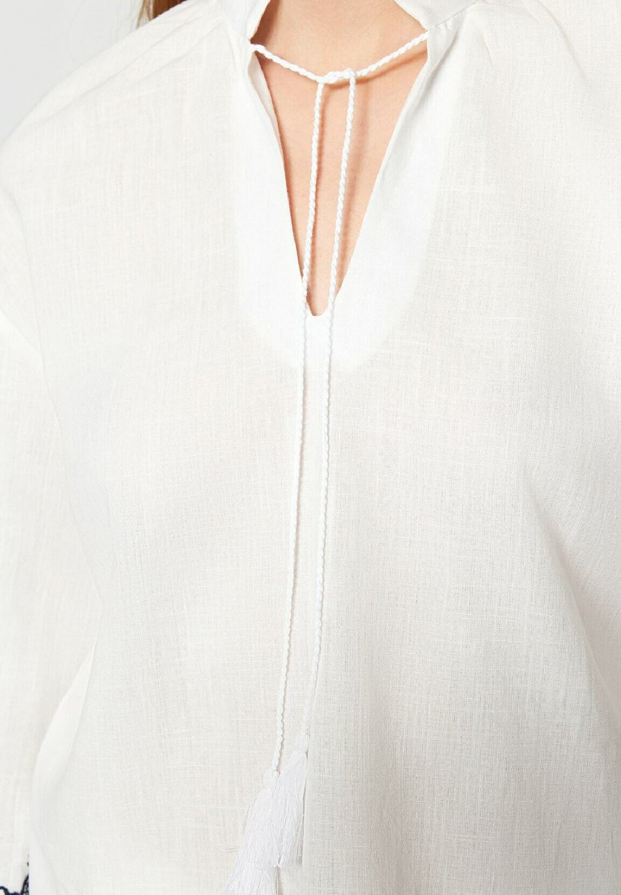 TRENDYOL Damen Bluse - Tailliertes Hemd Mit V-Ausschnitt