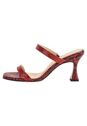 Rød mule sandal med åben tå og slangeskinds-mønster, to tynde remme og en udvidet mellemhøj hæl på hvid baggrund.