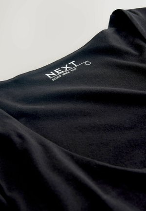 Schwarzes Top mit Rundhalsausschnitt aus weichem Stoff, das eine glatte Textur aufweist und den Markennamen "NEXT" in Weiß am Ausschnitt gedruckt hat.
