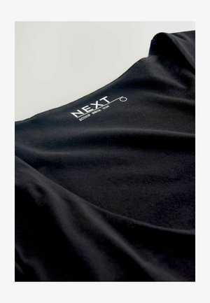 Schwarzes Top mit Rundhalsausschnitt aus weichem Stoff, das eine glatte Textur aufweist und den Markennamen "NEXT" in Weiß am Ausschnitt gedruckt hat.