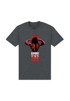 Šedé bavlněné tričko s červenou grafikou postavy s vypnutými svaly a textem "RAMBO III" v bílé a červené barvě, s omšelým vzhledem.