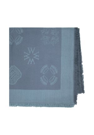 Coperta morbida tessuta in toni di blu tenui. Presenta motivi e trame intricate, con bordi frangiati. Leggera e realizzata in fibre naturali.