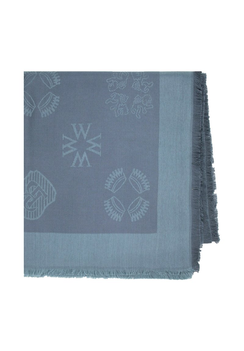 Coperta morbida tessuta in toni di blu tenui. Presenta motivi e trame intricate, con bordi frangiati. Leggera e realizzata in fibre naturali.