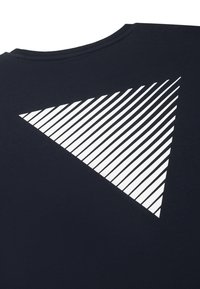 Marineblauwe t-shirt met een wit driehoekig ontwerp en horizontale strepen. Zachte stof met ronde hals en korte mouwen.