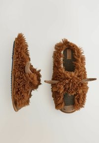Brune, fuzzy hjemmesko der ligner en bison med små horn, set ovenfra og fra siden på en hvid baggrund.