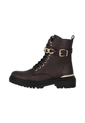 Bottine en faux cuir marron avec des accents en finition dorée, devant à lacets, détail de boucle sur le côté et semelle en caoutchouc noire épaisse.