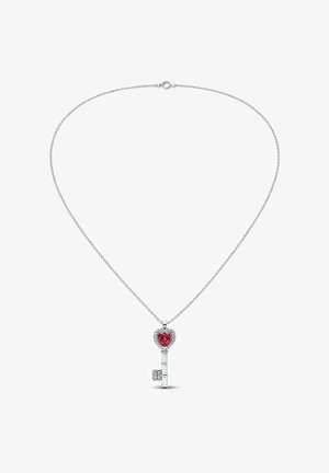 Collana d'argento con una gemma rossa a forma di cuore nella parte superiore di un design a chiave, accentuata da pietre trasparenti lungo l'asta.