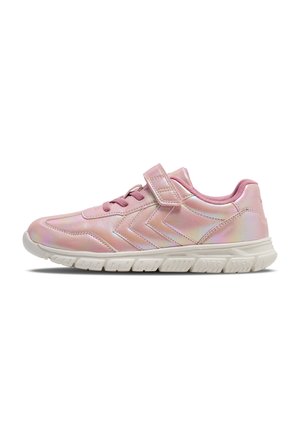 Różowy, perłowy dziecięcy sneaker z białą podeszwą, elastycznymi sznurowadłami i pojedynczym paskiem na rzep z boku.