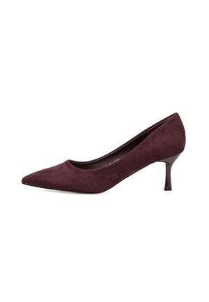 Zapato de tacón para mujer de ante púrpura oscuro con punta estrecha y tacón delgado de altura media sobre fondo blanco.