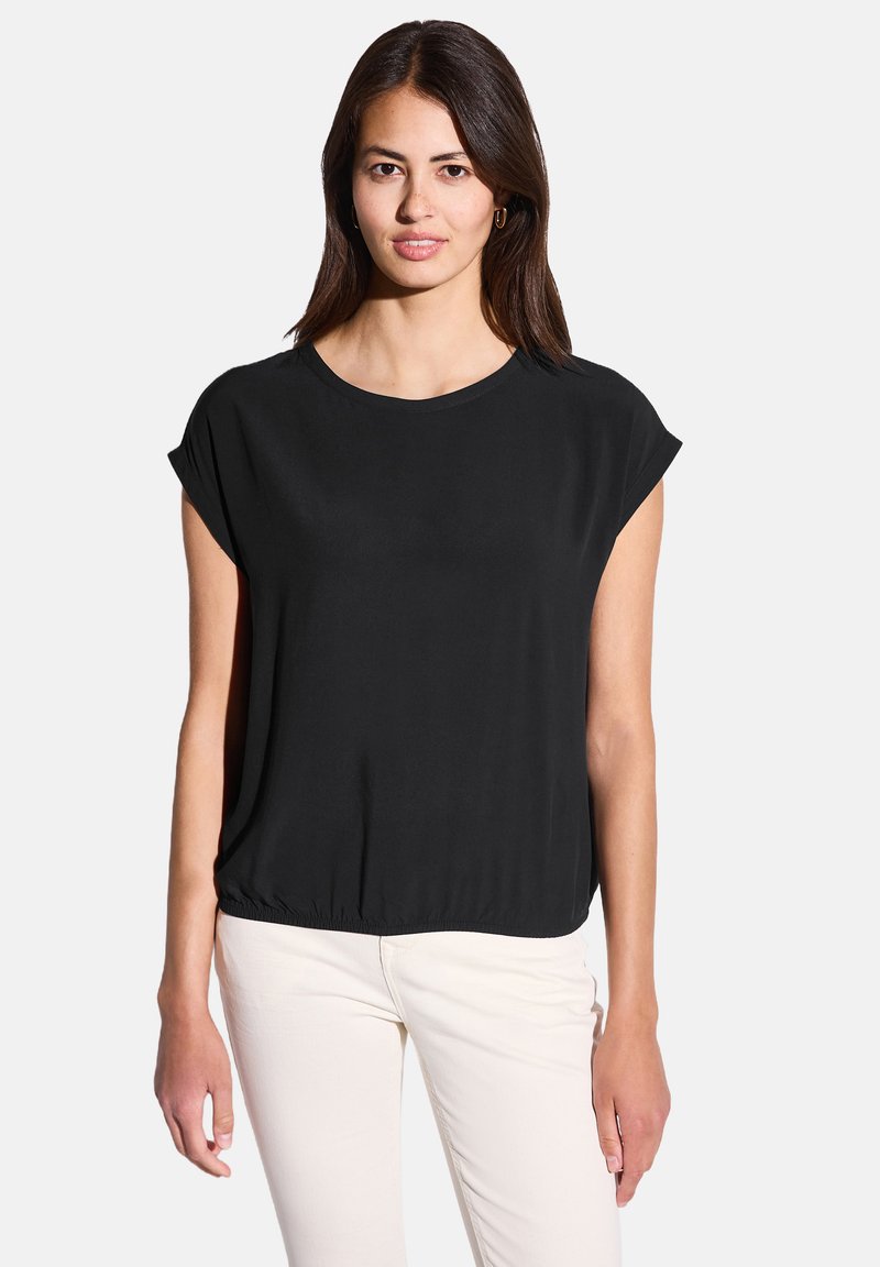 Blusa nera a maniche corte con scollatura rotonda e orlo arricciato; realizzata in tessuto morbido, presenta una vestibilità comoda e senza ulteriori motivi.