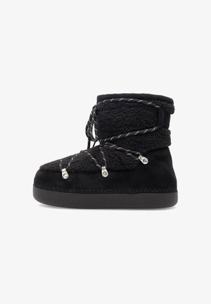 Mustad mustelastega mustad ankle boot, mis on valmistatud suède'st ja tekstureeritud villast, ümmarguste paeltega koos hõbedaste elementidega, lame kummist tallaga ja tikanditega detailidega.