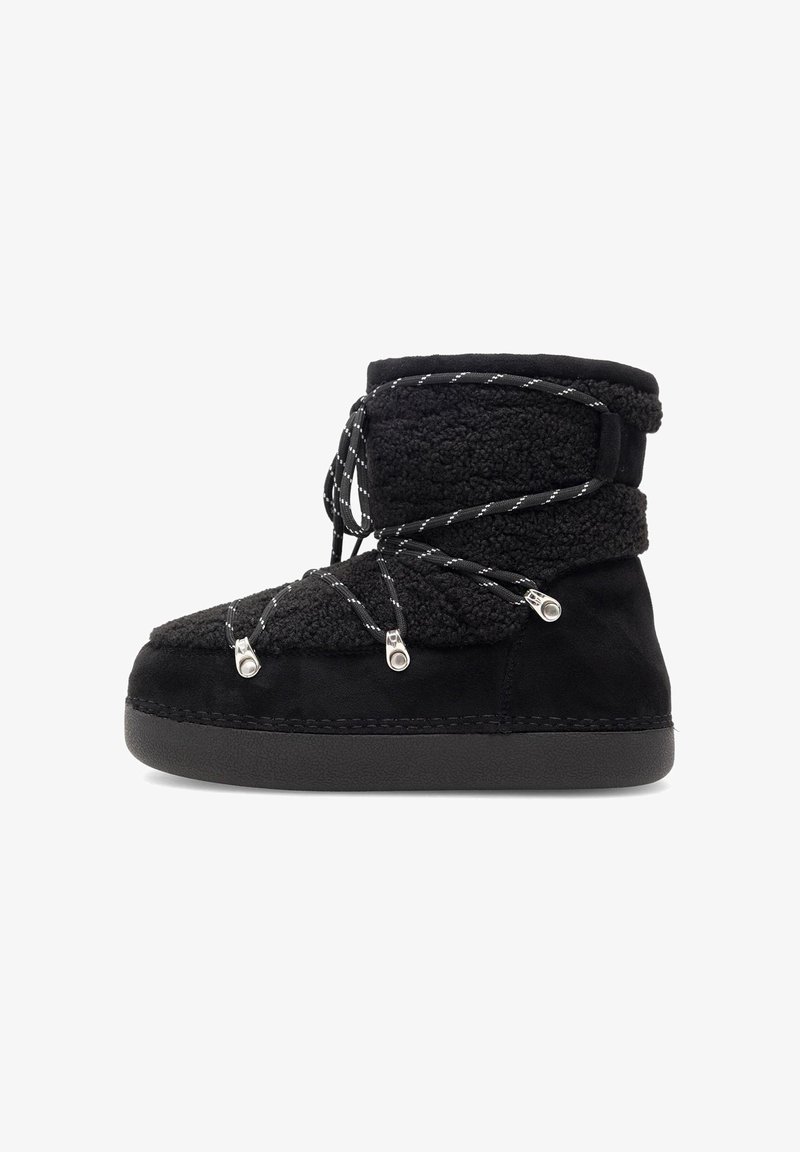 Fekete bokacsizma velúrból és texturált gyapjúból, kerek fűzőkkel és ezüst kiegészítőkkel, lapos gumitalppal és varrott részletekkel.