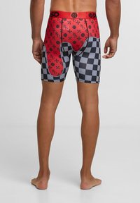 Boxers pour hommes à carreaux rouges et noirs avec une taille marquée ; présente des motifs de logos et de formes sur le tissu.