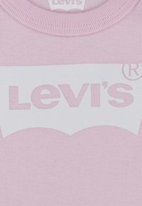 Levi's® BATWING ONESIE HAT BOOTIE UNISEX SET - Darovi za novorođenčad - fairy tale