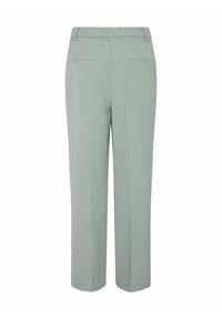Svetlo zelene hlače z rahlo sproščenim krojem, elastičnim pasom in dvema zadnjima žepoma. Gladek material; krojene z ravnimi hlačnicami.