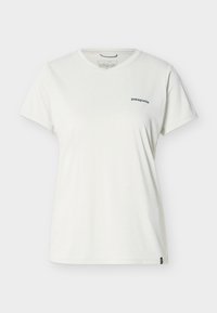 Λευκό βαμβακερό t-shirt της Patagonia με κοντά μανίκια και στρογγυλή λαιμόκοψη, με μικρό λογότυπο στο αριστερό μέρος του στήθους.