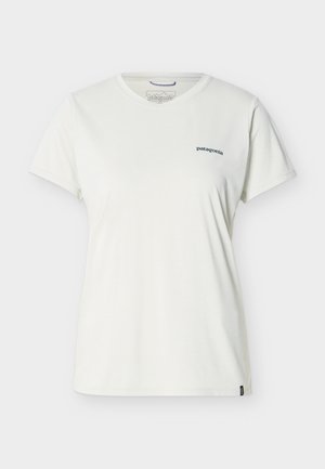 Λευκό βαμβακερό t-shirt της Patagonia με κοντά μανίκια και στρογγυλή λαιμόκοψη, με μικρό λογότυπο στο αριστερό μέρος του στήθους.