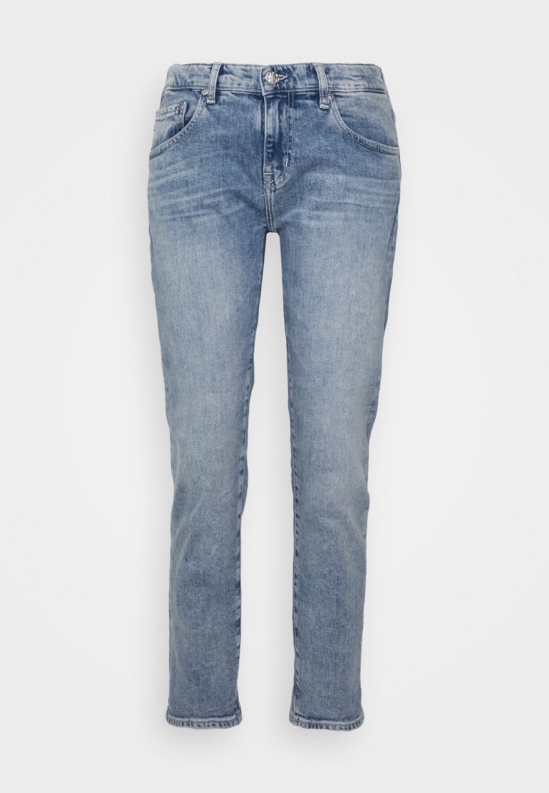 Jean en denim bleu clair slim fit avec poches avant, passants de ceinture, fermeture à bouton et légères décolorations sur les cuisses et les genoux.