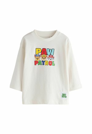 Hvid langærmet skjorte med farverig tekst "PAW PATROL" og tre tegneseriehundes ansigter med hatte foran samt et lille "EST 2013" mærke.