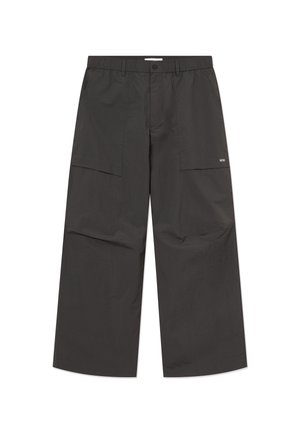 Μαύρο παντελόνι φαρδιάς γραμμής με μπροστινές τσέπες, ελαστική μέση, κούμπωμα με κουμπί και μικρό λευκό λογότυπο στο δεξί μηρό.