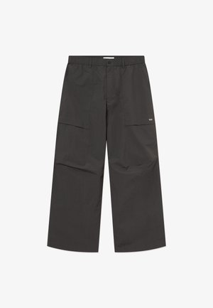 Pantaloni negri cu picior larg, buzunare aplicate în față, talie elastică, închidere cu nasture și un mic logo alb pe coapsa dreaptă.