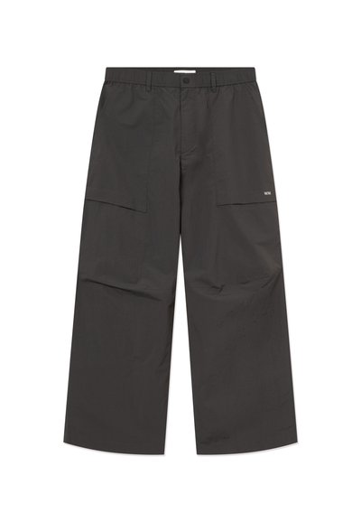 Μαύρο παντελόνι φαρδιάς γραμμής με μπροστινές τσέπες, ελαστική μέση, κούμπωμα με κουμπί και μικρό λευκό λογότυπο στο δεξί μηρό.