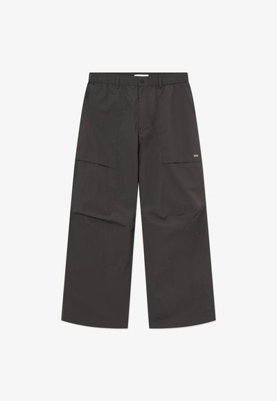 Μαύρο παντελόνι φαρδιάς γραμμής με μπροστινές τσέπες, ελαστική μέση, κούμπωμα με κουμπί και μικρό λευκό λογότυπο στο δεξί μηρό.