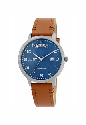 Titan-Uhr mit blauem Zifferblatt und braunem Lederarmband. Zu den Funktionen gehören silberne Stundenmarkierungen, Datumsanzeige und ein Tagesindikator für Donnerstag.