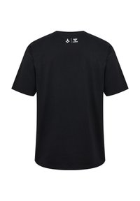 Svart bomullströja, kortärmad, avslappnad passform, med logotyper. Slät textur, rund halsringning, rak nederkant.