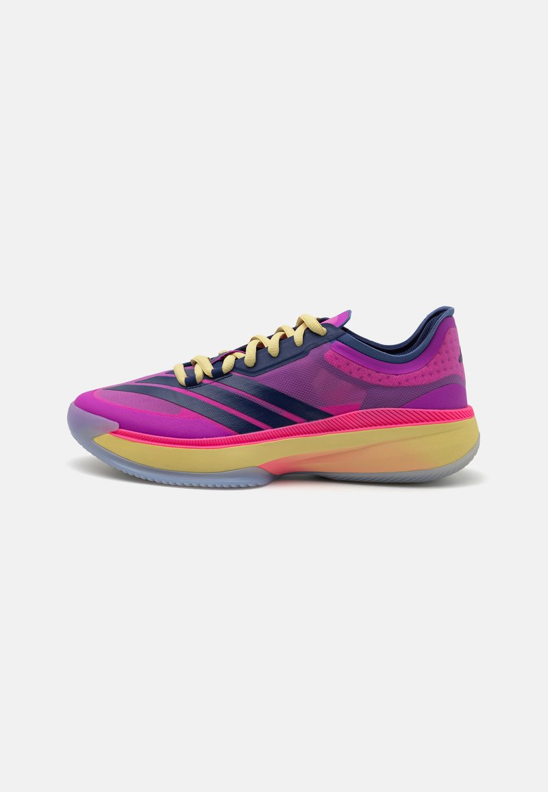 Scarpa sportiva con una parte superiore vibrante rosa e viola, con lacci gialli, accenti blu e una suola in gomma testurizzata. Design a righe distintive.