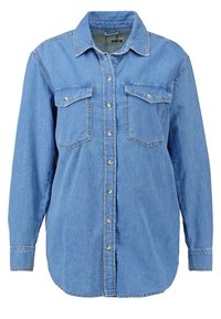 Ljusblå denimskjorta med långa ärmar, två framfickor, knäppning med knappar och spetsig krage. Mjuk textur och avslappnad passform.