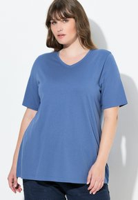 Blå t-shirt med kort ärm och V-ringning. Tillverkad av mjukt material, med en avslappnad passform och slät textur.