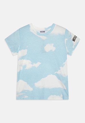 Hellblaues T-Shirt mit kurzen Ärmeln und weißem Wolkenmuster, Rundhalsausschnitt und "MOSCHINO"-Schriftzug am Nackenetikett und am linken Ärmel.