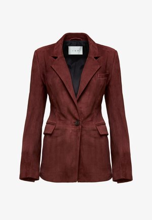 Bordeaux suède blazer met een notch-kraag, enkele knoopsluiting, twee voorklopers en een getailleerde pasvorm. Zwarte satijnen voering zichtbaar aan de binnenkant.