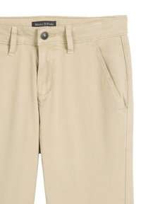 Beżowe chinosy z zapięciem na guziki i szlufkami na pasek. Posiadają przednie kieszenie oraz subtelne detale szwów. Wykonane z miękkiego, gładkiego materiału bawełnianego.