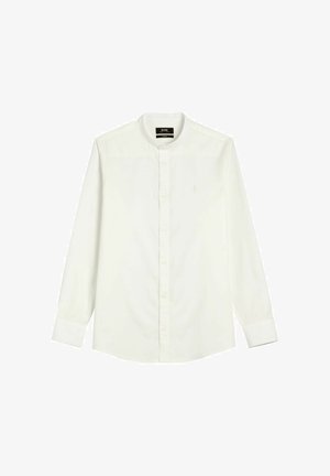 Biała koszula z długim rękawem, kołnierzem typu mandarinka, zapinana na guziki z przodu oraz mankietami, prezentowana na jednolitym białym tle.