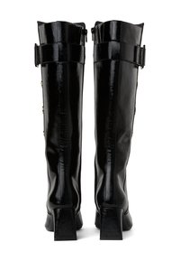 Térdmagasságú fekete lakk bőr csizmák négyzet alakú sarokkal, oldalsó cipzárral és díszes csattal a tetején a stílus és a biztonságos tartás érdekében.