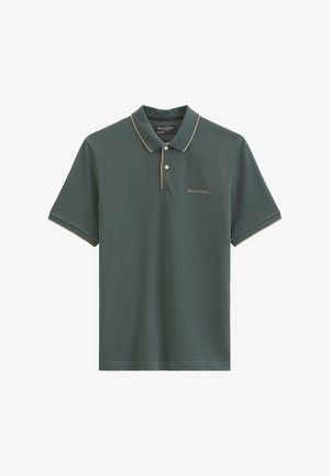 Dunkelgrünes Polohemd mit kurzen Ärmeln, beigem Besatz am Kragen und an den Ärmeln, zwei Knöpfen und dem "Marc O'Polo"-Logo auf der linken Brust.
