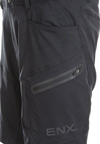 Mustat shortsit, jotka on valmistettu kevyestä kankaasta, sisältävät sivutaskut vetoketj closureilla ja hienovaraisen logon edessä. Sujuva rakenne.