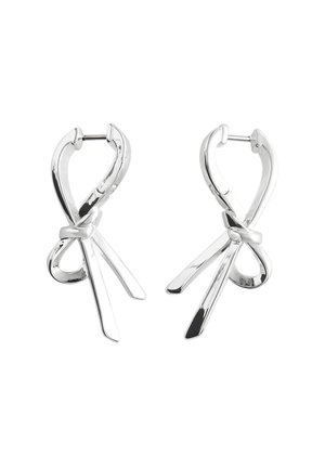 Silberne Creolen mit einem Schleifendekor, das verlängerte durchbrochene Formen integriert, polierte Oberfläche und einen sicheren Steckverschluss.