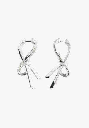 Zilveren oorringen met een gedraaid ontwerp, voorzien van twee langwerpige, puntige accenten die lijken op linten of scharen. Gepolijste afwerking.